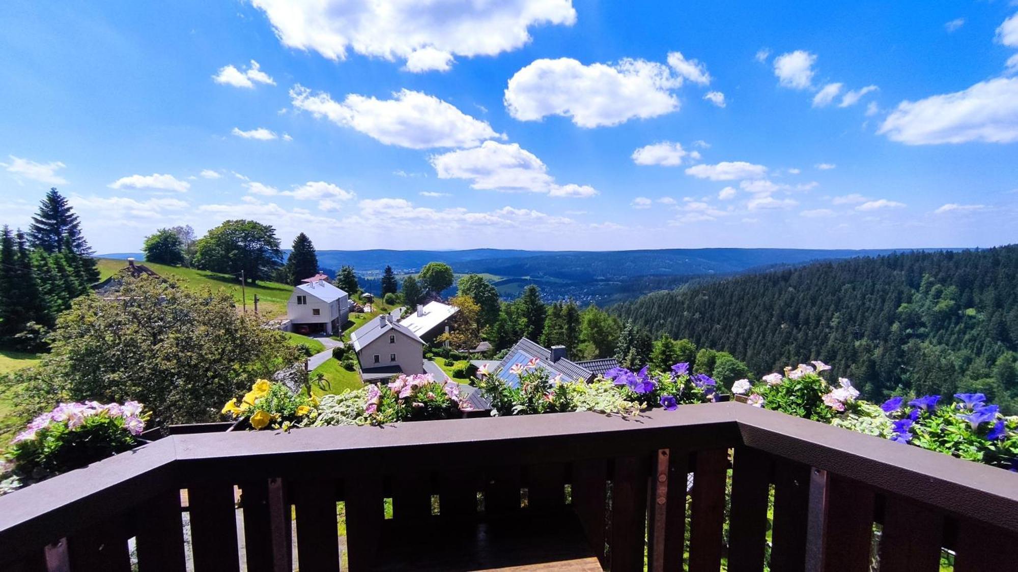 Berggasthaus & Pension Schoene Aussicht Klingenthal Exterior foto